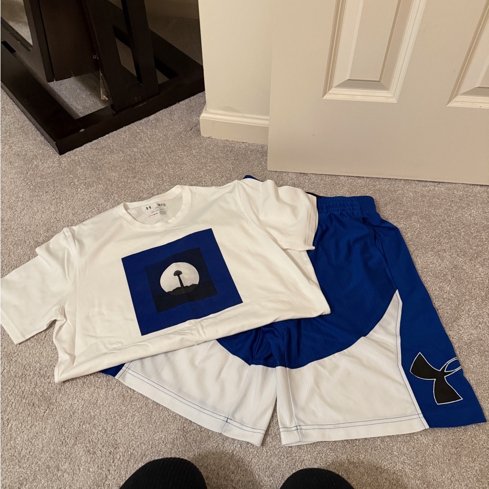 Under Armour White and Blue Short Sleeve Tee shirt and shorts outfit